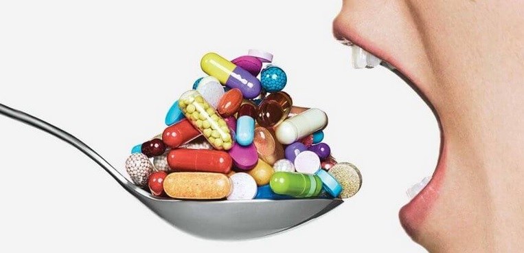 Imagen de perfil de un sujeto ingiriendo un cocktail de suplementos nutricionales
